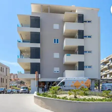 N&b Apartment Split